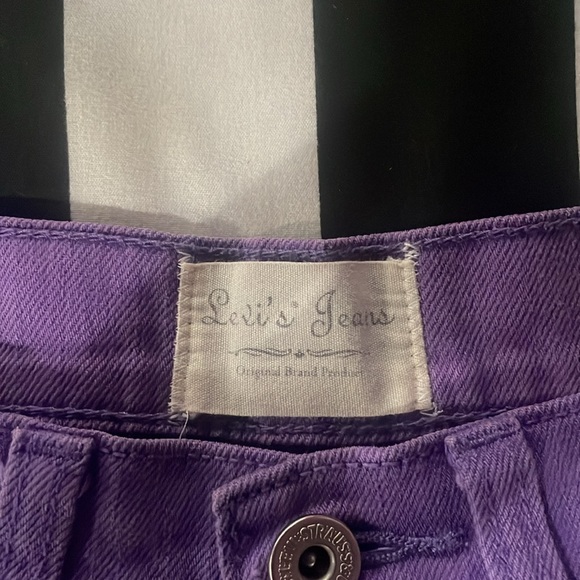 Levis summer shorts size 4 would be like a medium 4 colors all same size - Picture 5 of 5